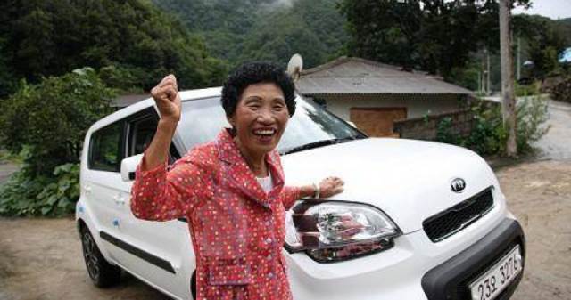 每5天考1次！「落榜960次才拿到駕照」傳奇嬤爆紅　車商免費送新車